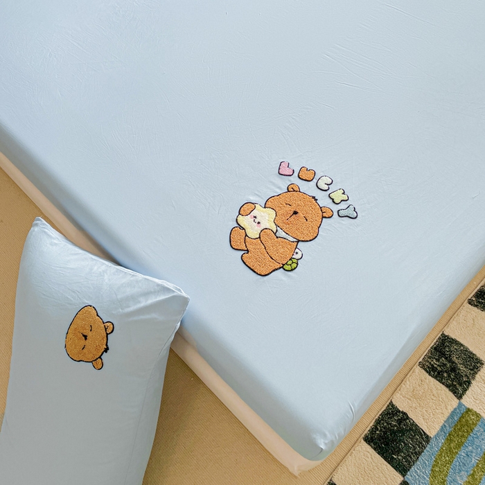 91家纺网 家纺一手货源 找家纺 海岛哥哥 2025春夏新款卡通毛巾绣床笠 幸运卡皮-蓝