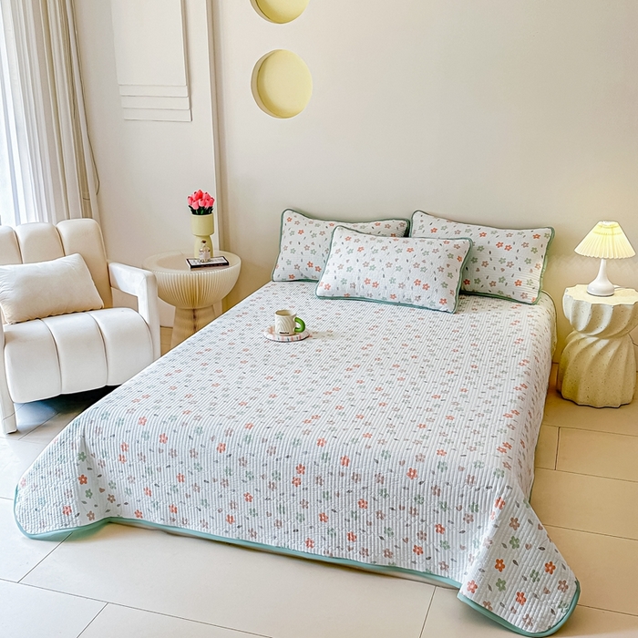 91家纺网 家纺一手货源 找家纺 橘夏家纺2025爆款棉感珍珠绸印花床盖三件套 朵朵花林--仙踪绿