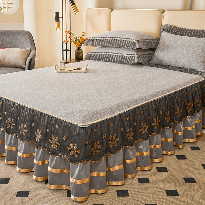 91家纺网 家纺一手货源 找家纺 情恒家纺   2025新款提花PE海洋丝可脱卸床裙席三件套 迷雾森林 星灰