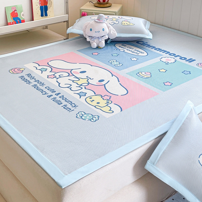 91家纺网 家纺一手货源 找家纺 蓝邻 2025春夏新款正版三丽鸥600D冰藤大版数码印花凉席-场景二 淘气大耳狗