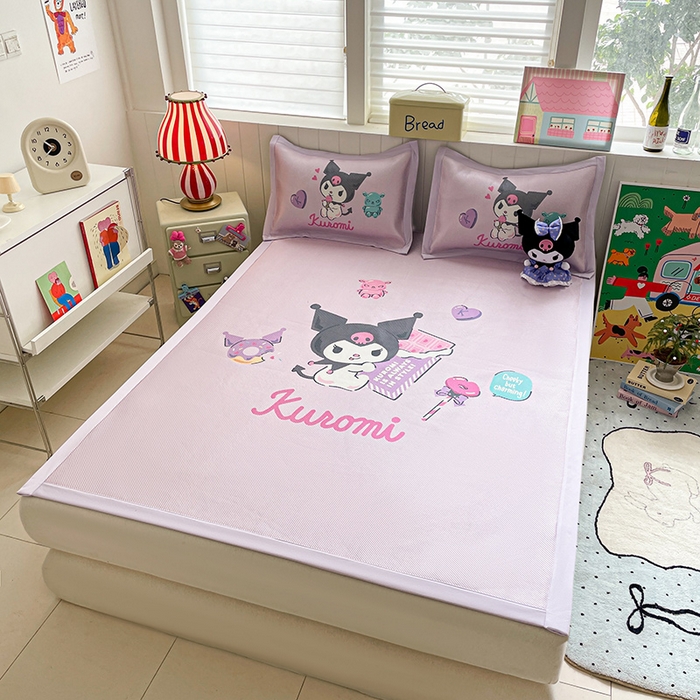 91家纺网 家纺一手货源 找家纺 蓝邻 2025春夏新款正版三丽鸥600D冰藤大版数码印花凉席-场景二 糖果库洛米