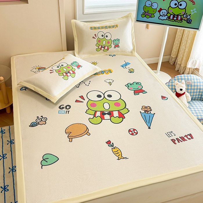 91家纺网 家纺一手货源 找家纺 蓝邻 2025春夏新款正版三丽鸥600D冰藤大版数码印花凉席-场景一 派队三眼蛙