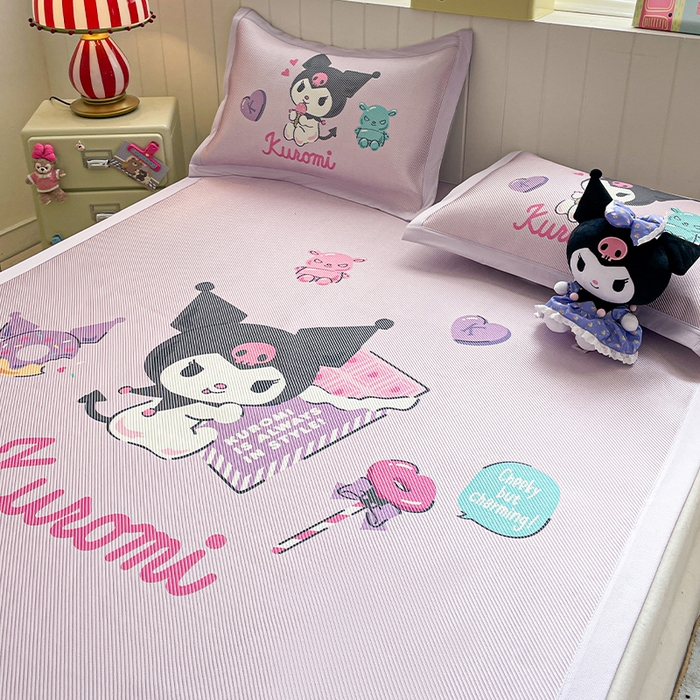 91家纺网 家纺一手货源 找家纺 蓝邻 2025春夏新款正版三丽鸥600D冰藤大版数码印花凉席-场景二 糖果库洛米