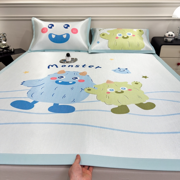 91家纺网 家纺一手货源 找家纺 倾慕  2025新款数码大版时尚卡通风冰藤席 怪兽兄弟