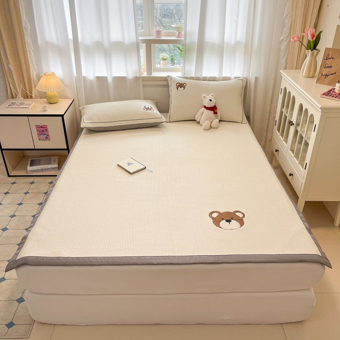 91家纺网 家纺一手货源 找家纺 雅居纺家纺 2025新款A类加厚三明治底华夫格绣花凉感席 床席款-熊出没