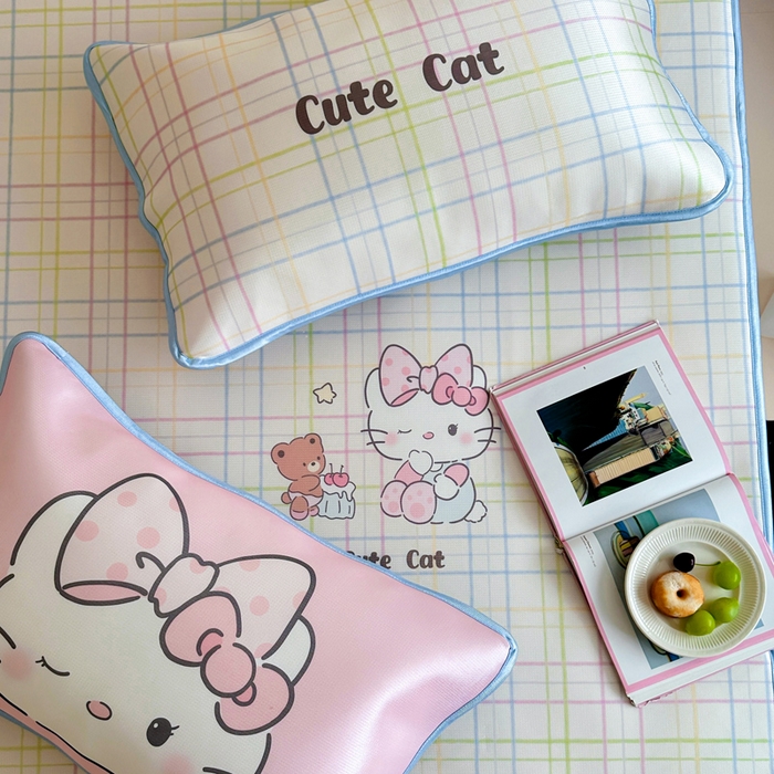 91家纺网 家纺一手货源 找家纺 如一2025A类ins大版数码卡通印花冰丝凉感席 领结猫-床笠