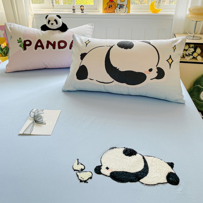 91家纺网 家纺一手货源 找家纺 海岛哥哥 2025春夏新款大版枕套毛巾绣床笠 大版顽皮熊猫蓝