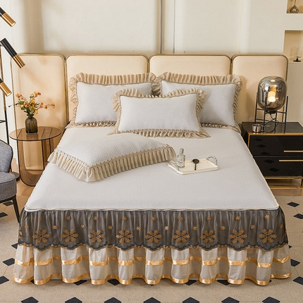 91家纺网 家纺一手货源 找家纺 情恒家纺   2025新款提花PE海洋丝可脱卸床裙席三件套 阡陌 奶咖