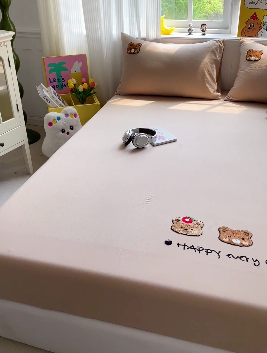 91家纺网 家纺一手货源 找家纺 海岛哥哥 2025春夏新款卡通毛巾绣床笠 三只小熊-咖