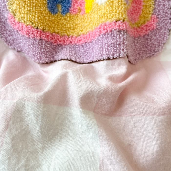 91家纺网 家纺一手货源 找家纺 雨帆  2025新款卡通水洗棉毛巾绣四件套 粉格芝士