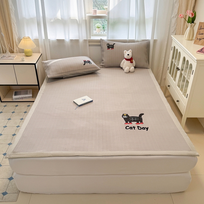 91家纺网 家纺一手货源 找家纺 雅居纺家纺 2025新款A类加厚三明治底华夫格绣花凉感席 床席款-喵喵