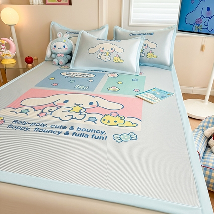 91家纺网 家纺一手货源 找家纺 蓝邻 2025春夏新款正版三丽鸥600D冰藤大版数码印花凉席-场景一 淘气大耳狗