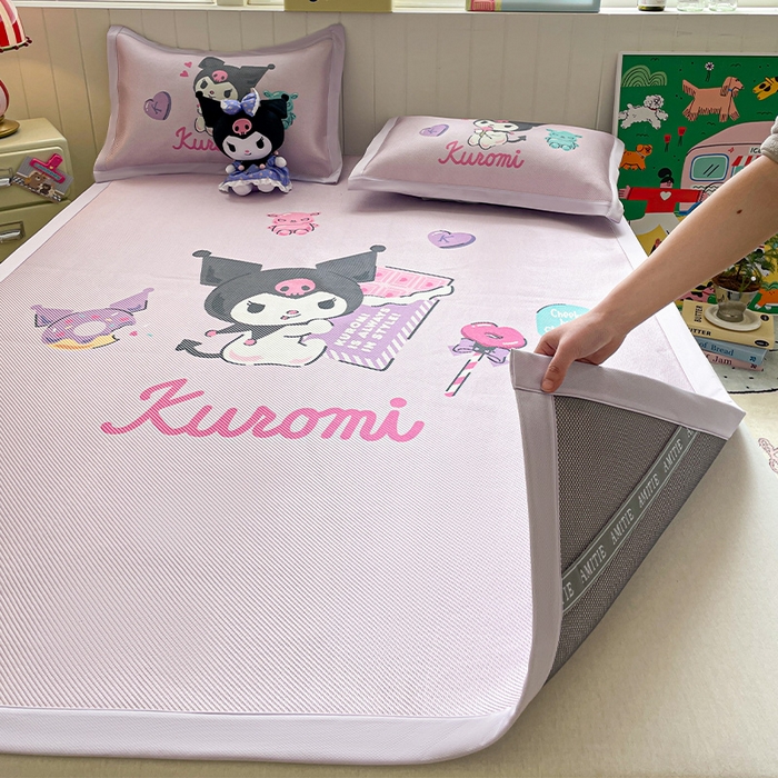 91家纺网 家纺一手货源 找家纺 蓝邻 2025春夏新款正版三丽鸥600D冰藤大版数码印花凉席-场景二 糖果库洛米