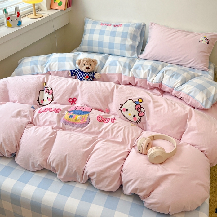 91家纺网 家纺一手货源 找家纺 雨帆  2025新款卡通水洗棉毛巾绣四件套 粉+蓝大格