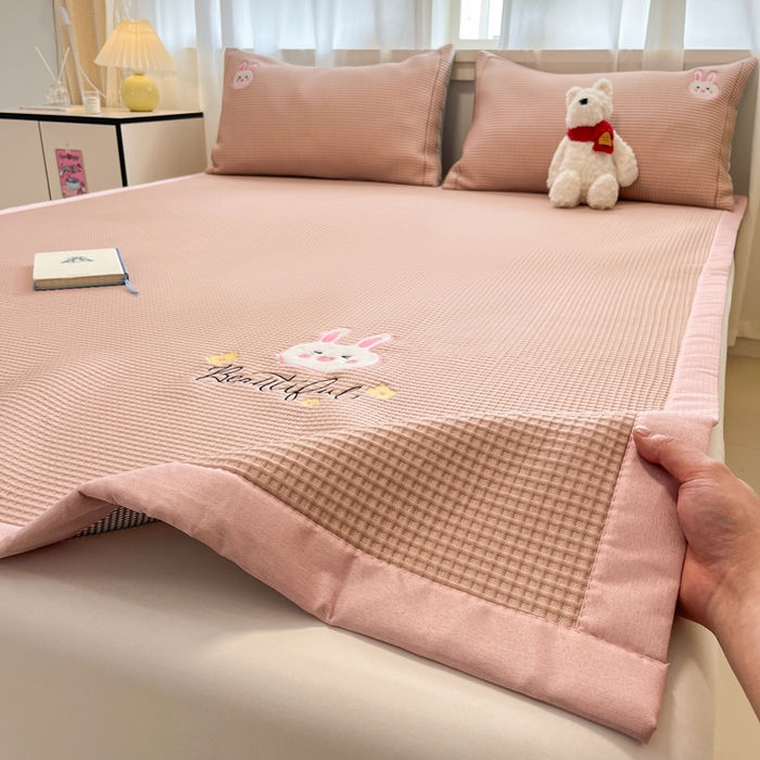 91家纺网 家纺一手货源 找家纺 雅居纺家纺 2025新款A类加厚三明治底华夫格绣花凉感席 床席款-幸福兔