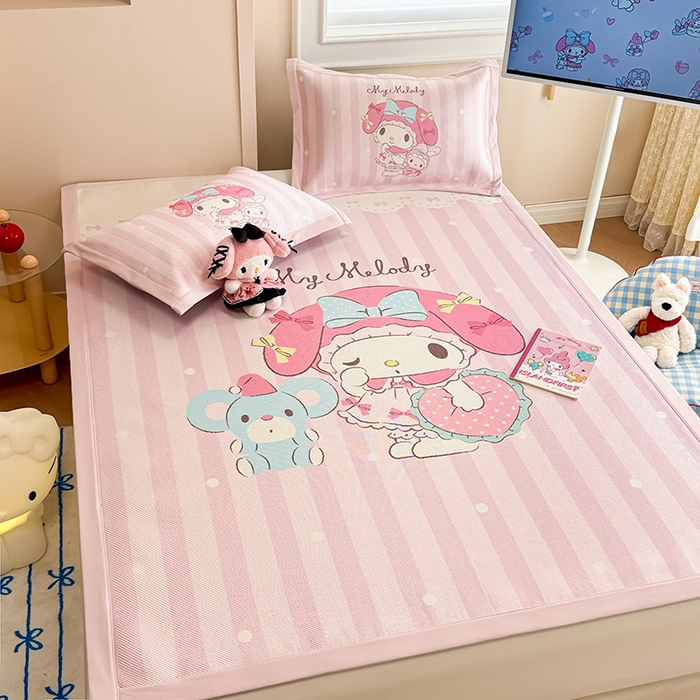 91家纺网 家纺一手货源 找家纺 蓝邻 2025春夏新款正版三丽鸥600D冰藤大版数码印花凉席-场景一 爱心美乐蒂