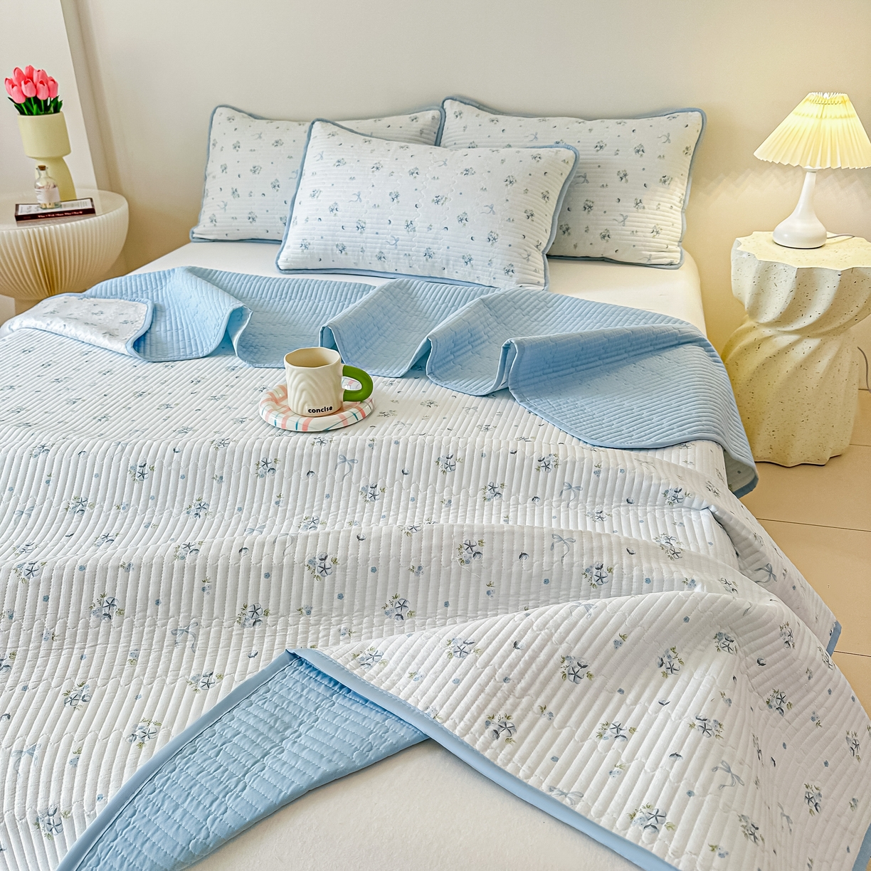 91家纺网 家纺一手货源 找家纺 橘夏家纺2025爆款棉感珍珠绸印花床盖三件套 木棉蝶花--晴空蓝