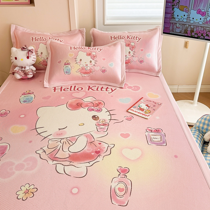 91家纺网 家纺一手货源 找家纺 蓝邻 2025春夏新款正版三丽鸥600D冰藤大版数码印花凉席-场景一 梦幻kitty猫