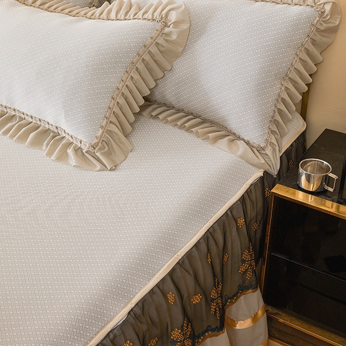 91家纺网 家纺一手货源 找家纺 情恒家纺   2025新款提花PE海洋丝可脱卸床裙席三件套 阡陌 奶咖