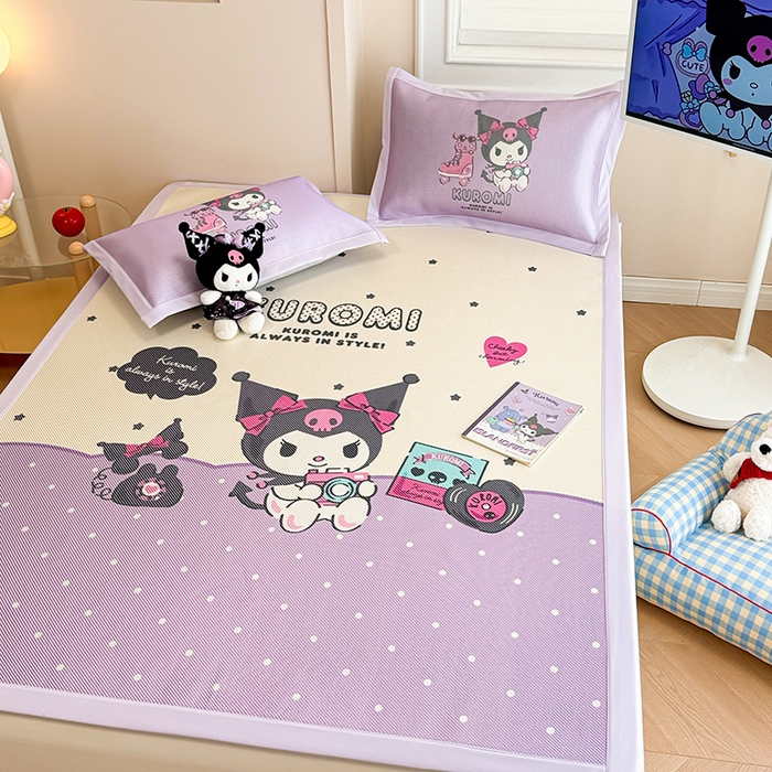 91家纺网 家纺一手货源 找家纺 蓝邻 2025春夏新款正版三丽鸥600D冰藤大版数码印花凉席-场景一 可爱库洛米