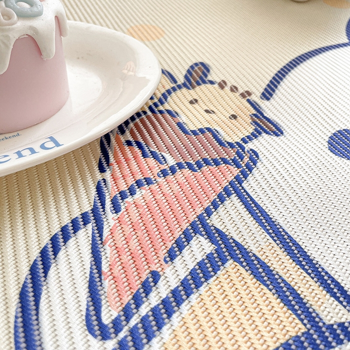 91家纺网 家纺一手货源 找家纺 蓝邻 2025春夏新款正版三丽鸥600D冰藤大版数码印花凉席-场景二 甜品帕恰狗