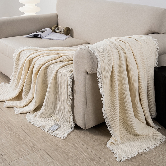 91家纺网 家纺一手货源 找家纺 皇寝世家家居 2025新款A类全棉针织四层纱苏流毯子沙发盖毯 午睡复古毛毯 静谧-奶白