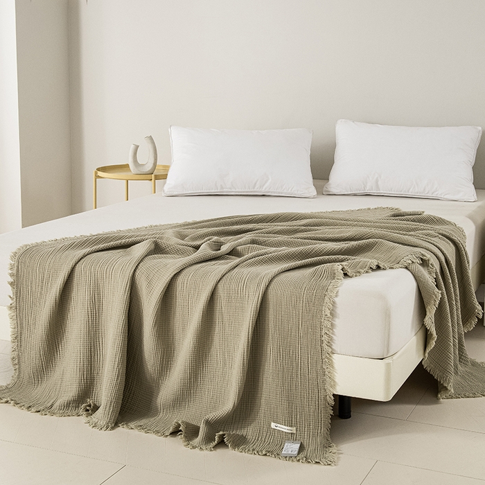 91家纺网 家纺一手货源 找家纺 皇寝世家家居 2025新款A类全棉针织四层纱苏流毯子沙发盖毯 午睡复古毛毯 静谧-梅染