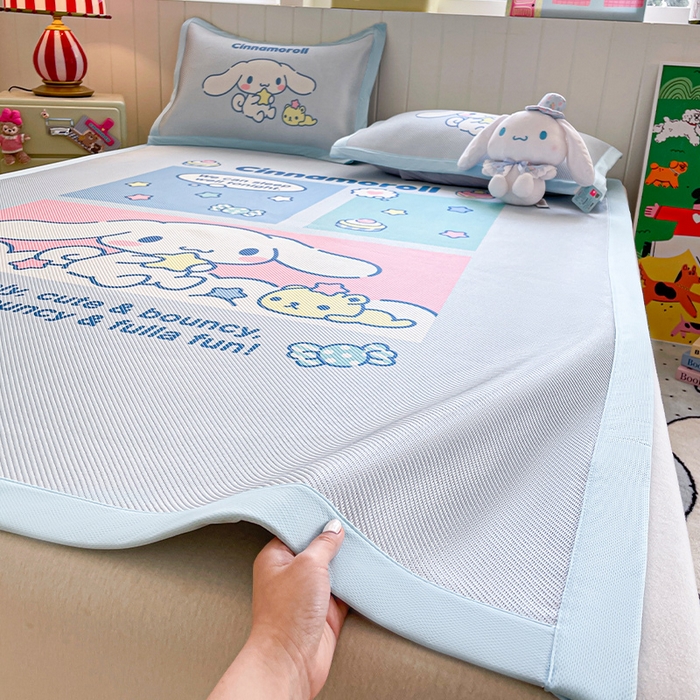 91家纺网 家纺一手货源 找家纺 蓝邻 2025春夏新款正版三丽鸥600D冰藤大版数码印花凉席-场景二 淘气大耳狗