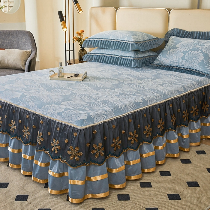 91家纺网 家纺一手货源 找家纺 情恒家纺   2025新款提花PE海洋丝可脱卸床裙席三件套 生如夏花 雾蓝