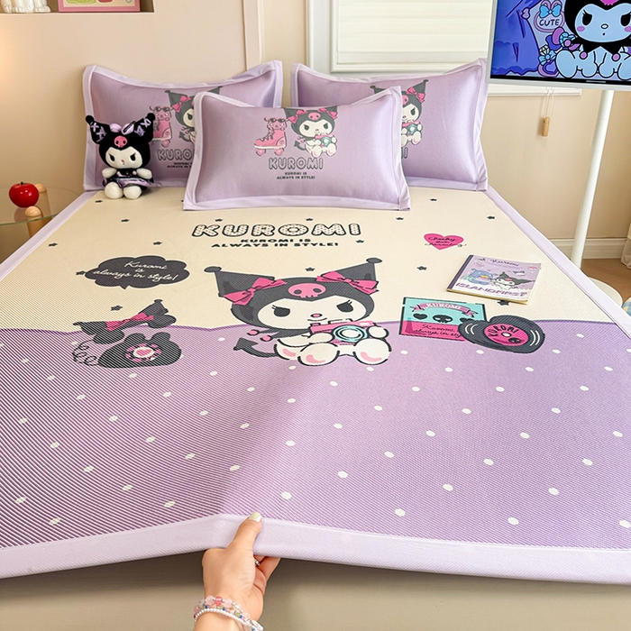 91家纺网 家纺一手货源 找家纺 蓝邻 2025春夏新款正版三丽鸥600D冰藤大版数码印花凉席-场景一 可爱库洛米