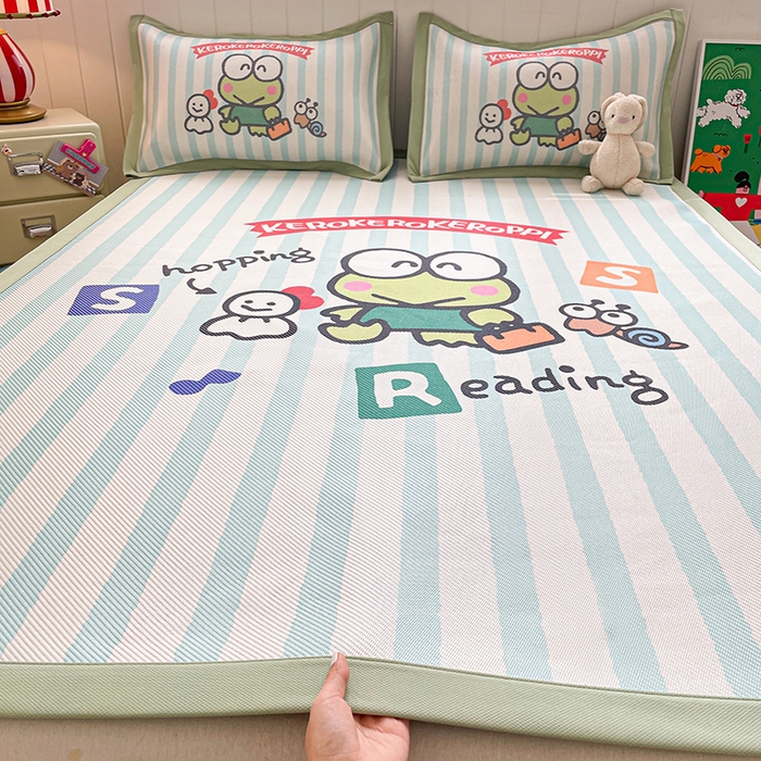 91家纺网 家纺一手货源 找家纺 蓝邻 2025春夏新款正版三丽鸥600D冰藤大版数码印花凉席-场景二 三眼蛙