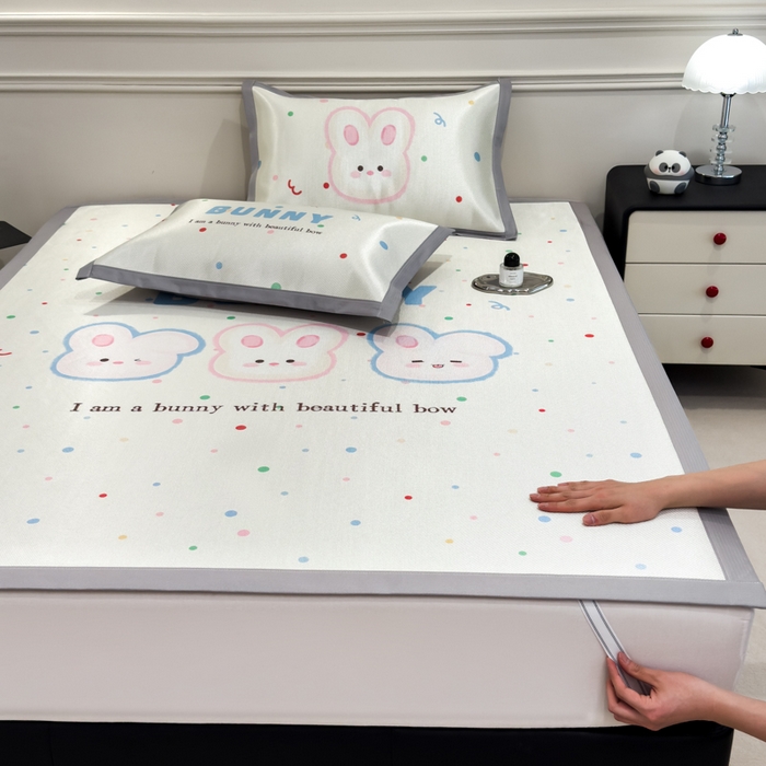 91家纺网 家纺一手货源 找家纺 倾慕  2025新款数码大版时尚卡通风冰藤席 BUNNY兔