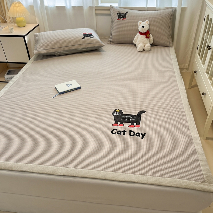 91家纺网 家纺一手货源 找家纺 雅居纺家纺 2025新款A类加厚三明治底华夫格绣花凉感席 床席款-喵喵