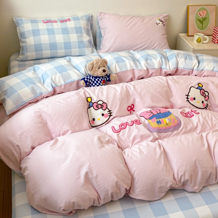 91家纺网 家纺一手货源 找家纺 雨帆  2025新款卡通水洗棉毛巾绣四件套 粉+蓝大格