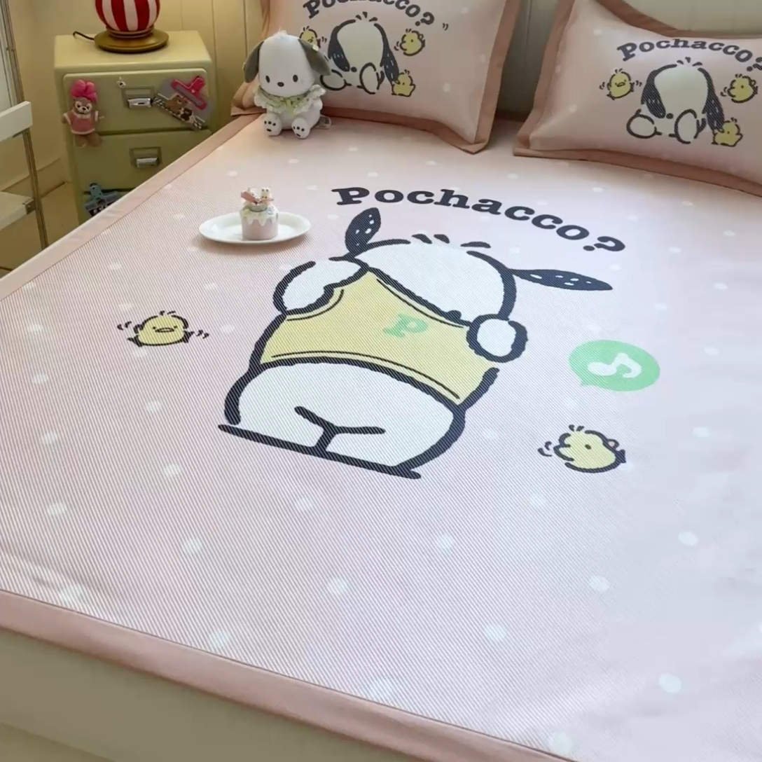 91家纺网 家纺一手货源 找家纺 蓝邻 2025春夏新款正版三丽鸥600D冰藤大版数码印花凉席-场景一 萌萌帕恰狗