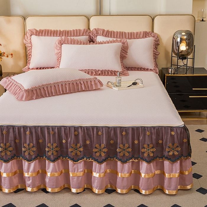 91家纺网 家纺一手货源 找家纺 情恒家纺   2025新款提花PE海洋丝可脱卸床裙席三件套 阡陌 淡粉