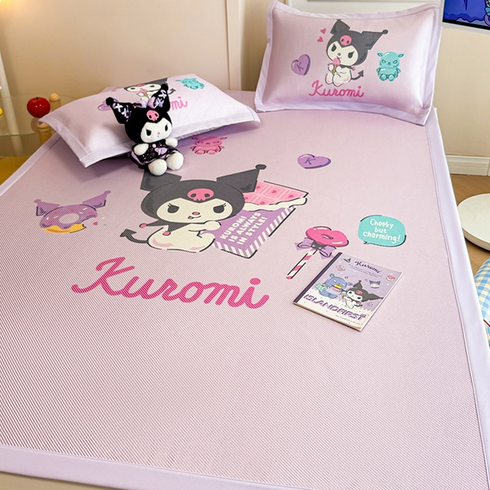 91家纺网 家纺一手货源 找家纺 蓝邻 2025春夏新款正版三丽鸥600D冰藤大版数码印花凉席-场景一 糖果库洛米