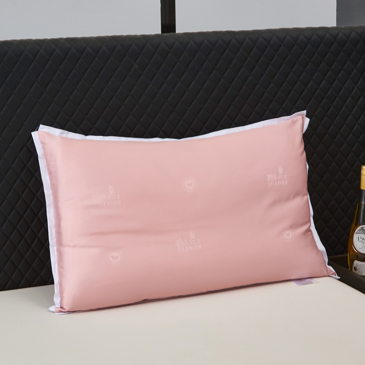 91家纺网 家纺一手货源 找家纺 梵希良品 2025新款超柔蚕丝蛋白枕头枕芯 粉色48x74cm低枕