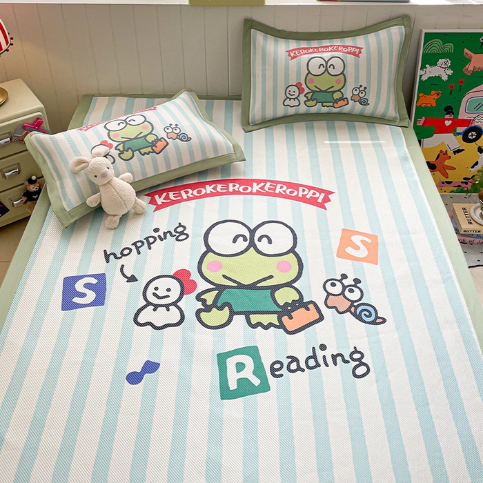 91家纺网 家纺一手货源 找家纺 蓝邻 2025春夏新款正版三丽鸥600D冰藤大版数码印花凉席-场景二 三眼蛙