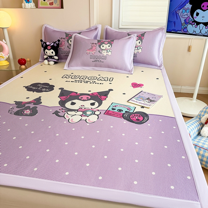 91家纺网 家纺一手货源 找家纺 蓝邻 2025春夏新款正版三丽鸥600D冰藤大版数码印花凉席-场景一 可爱库洛米