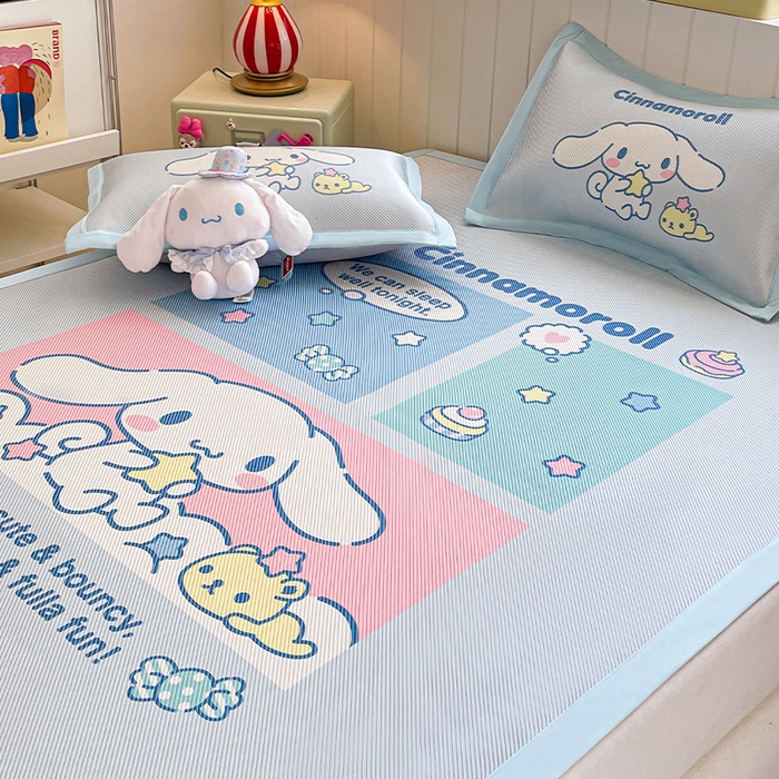 91家纺网 家纺一手货源 找家纺 蓝邻 2025春夏新款正版三丽鸥600D冰藤大版数码印花凉席-场景二 淘气大耳狗