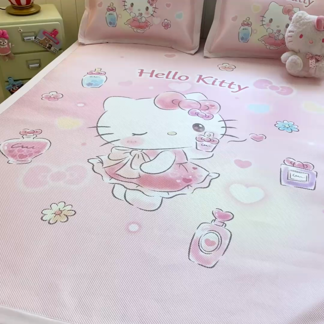 91家纺网 家纺一手货源 找家纺 蓝邻 2025春夏新款正版三丽鸥600D冰藤大版数码印花凉席-场景一 梦幻kitty猫