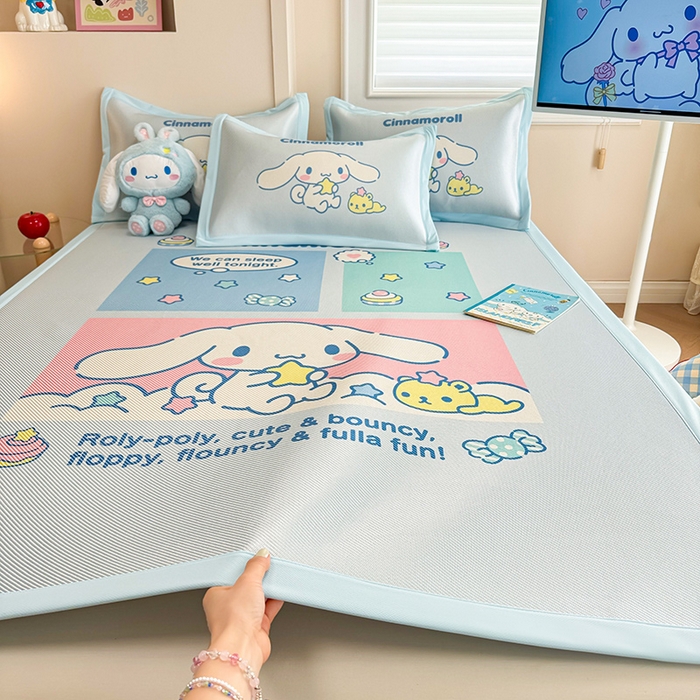 91家纺网 家纺一手货源 找家纺 蓝邻 2025春夏新款正版三丽鸥600D冰藤大版数码印花凉席-场景一 淘气大耳狗