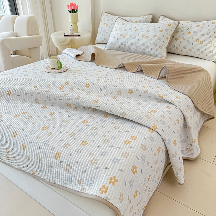 91家纺网 家纺一手货源 找家纺 橘夏家纺2025爆款棉感珍珠绸印花床盖三件套 朵朵花林--奶咖