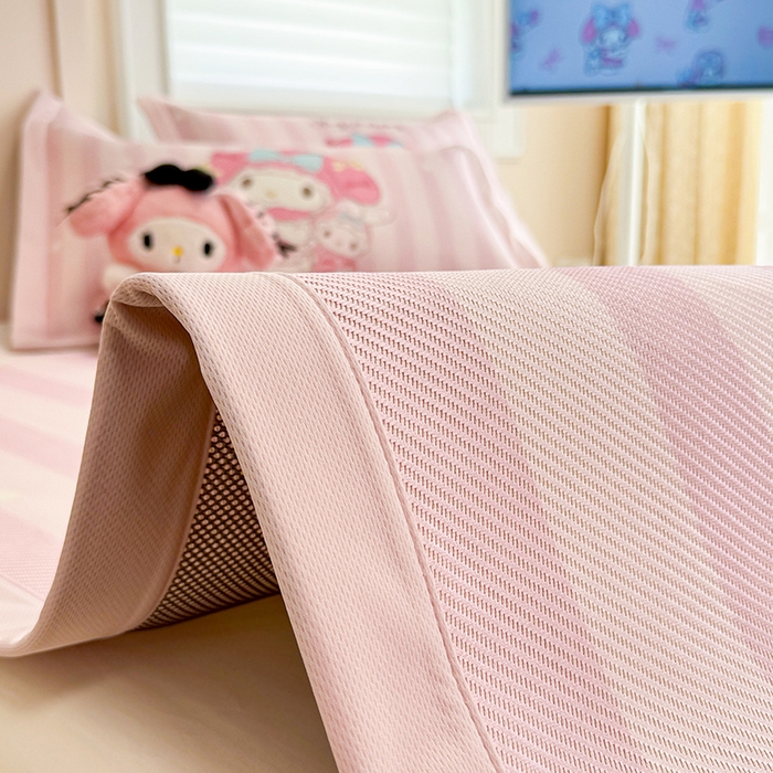 91家纺网 家纺一手货源 找家纺 蓝邻 2025春夏新款正版三丽鸥600D冰藤大版数码印花凉席-场景一 爱心美乐蒂