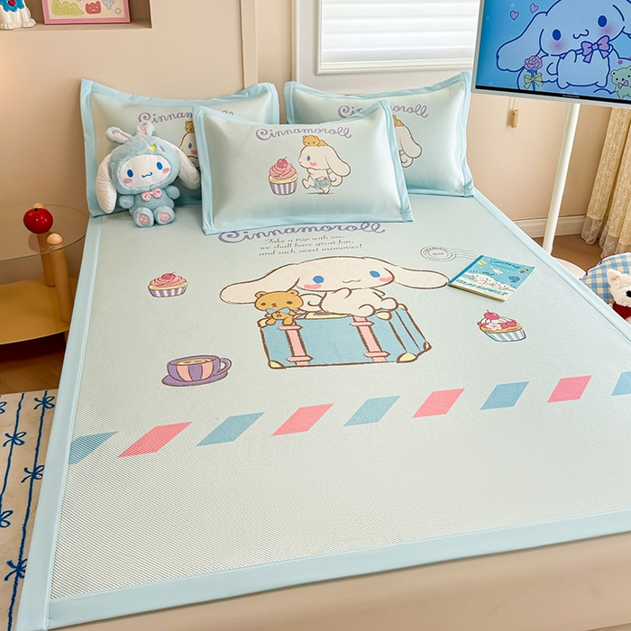 91家纺网 家纺一手货源 找家纺 蓝邻 2025春夏新款正版三丽鸥600D冰藤大版数码印花凉席-场景一 害羞玉桂狗