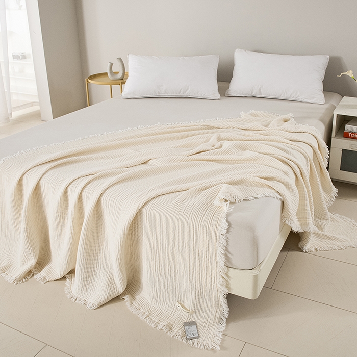 91家纺网 家纺一手货源 找家纺 皇寝世家家居 2025新款A类全棉针织四层纱苏流毯子沙发盖毯 午睡复古毛毯 静谧-奶白