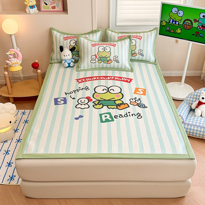 91家纺网 家纺一手货源 找家纺 蓝邻 2025春夏新款正版三丽鸥600D冰藤大版数码印花凉席-场景一 三眼蛙