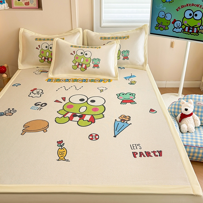 91家纺网 家纺一手货源 找家纺 蓝邻 2025春夏新款正版三丽鸥600D冰藤大版数码印花凉席-场景一 派队三眼蛙