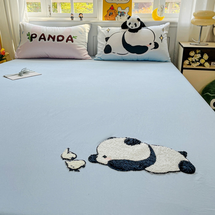 91家纺网 家纺一手货源 找家纺 海岛哥哥 2025春夏新款大版枕套毛巾绣床笠 大版顽皮熊猫蓝